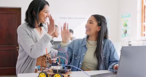 Öğrenme Öğretmen Sınıfta Dizüstü Bilgisayarda Beşlik Bir Öğrenci Robotik Alanında — Stok video