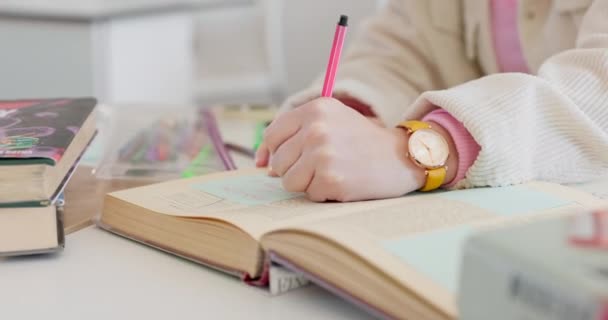 Hands Menulis Notebook Dan Siswa Belajar Belajar Dan Penelitian Pengetahuan — Stok Video