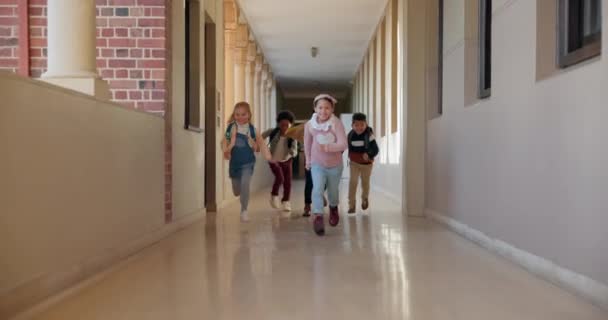Szkoła Przyjaciele Dzieci Korytarzu Biegają Plecakiem Podekscytowani Nauką Edukacją Uśmiech — Wideo stockowe