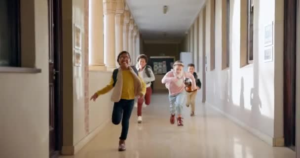 Szkoła Bieganie Grupa Dzieci Korytarzu Plecakiem Podekscytowana Nauką Edukacją Uśmiech — Wideo stockowe