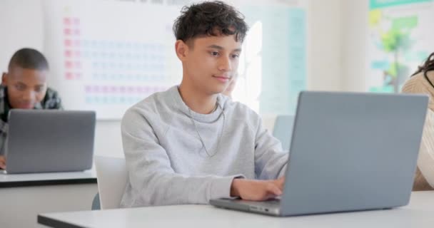 Erkek Öğrenci Dizüstü Bilgisayar Üniversite Sınıfta Öğrenim Görüyor Öğrenim Görüyor — Stok video