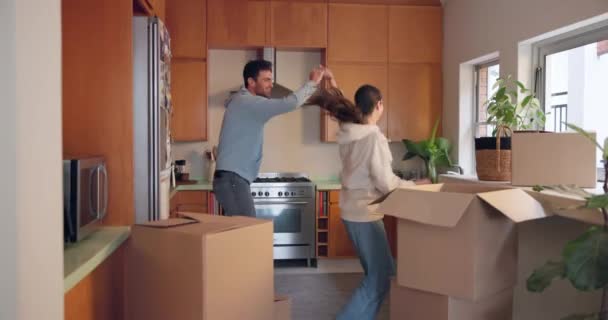 Tanzen Paaren Und Feiern Den Umzug Eine Neue Wohnung Immobilieninvestitionen — Stockvideo