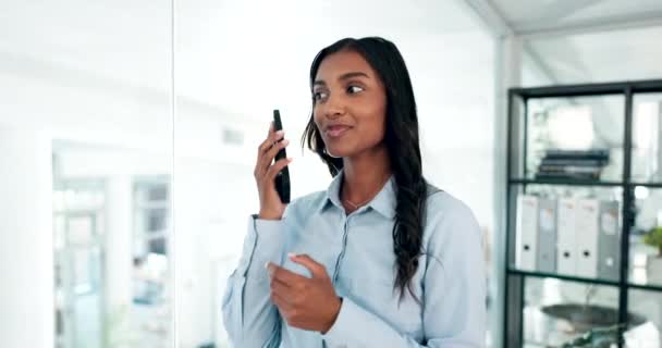 Mujer Feliz Pensamiento Llamada Telefónica Para Comunicación Negocios Chat Redes — Vídeo de stock