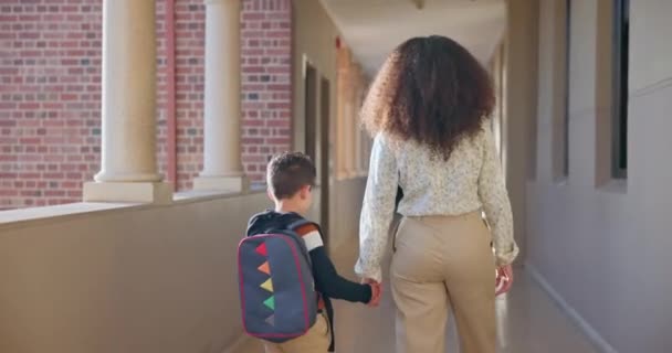 Escola Criança Mãe Mãos Dadas Caminhando Para Aula Educação Aprendizagem — Vídeo de Stock