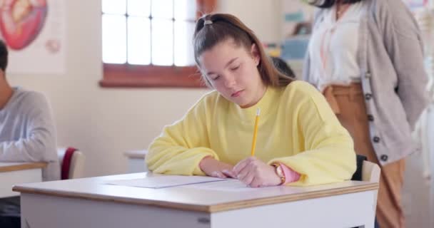 Educación Examen Una Estudiante Escribiendo Clase Durante Una Prueba Evaluación — Vídeo de stock