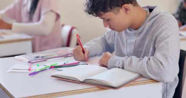 Pendidikan Ujian Dan Anak Laki Laki Menulis Kelas Selama Tes — Stok Video
