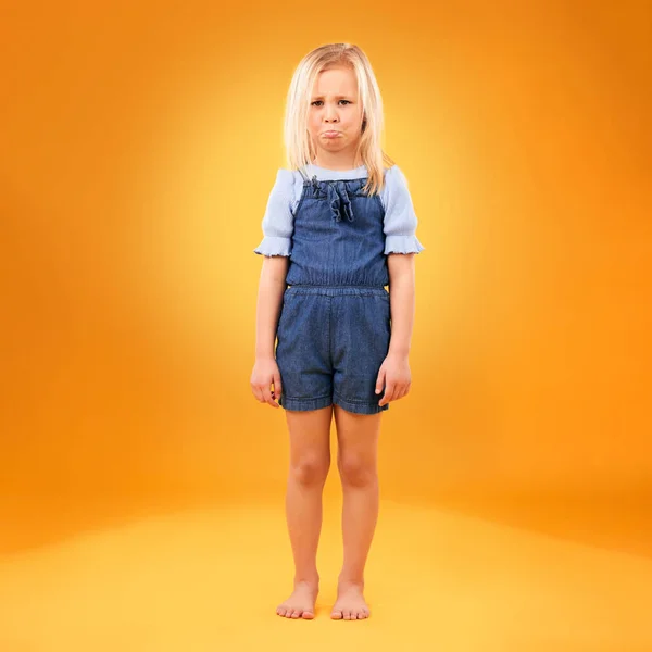 Πορτρέτο Λυπημένο Και Κορίτσι Παιδί Στο Στούντιο Άσχημα Νέα Ανατροφοδότηση — Φωτογραφία Αρχείου