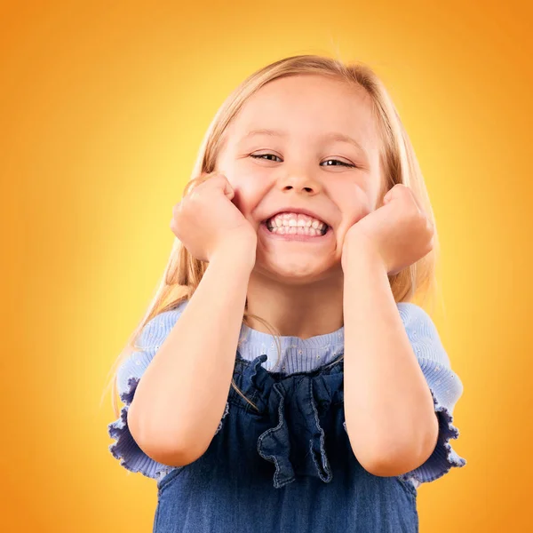 Retrato Criança Menina Com Sorriso Surpresa Animado Fundo Estúdio Amarelo — Fotografia de Stock