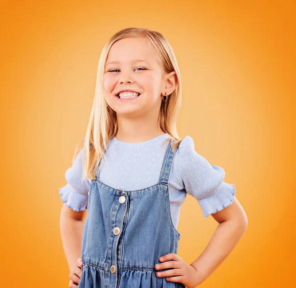 Šťastný Roztomilý Portrét Dítěte Oranžovém Pozadí Štěstím Radostí Nadšením Studiu — Stock fotografie