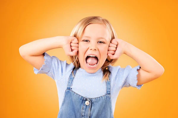 Portret Dziewczyna Dziecko Gniewem Krzykiem Lub Emoji Emocjami Żółtym Tle — Zdjęcie stockowe