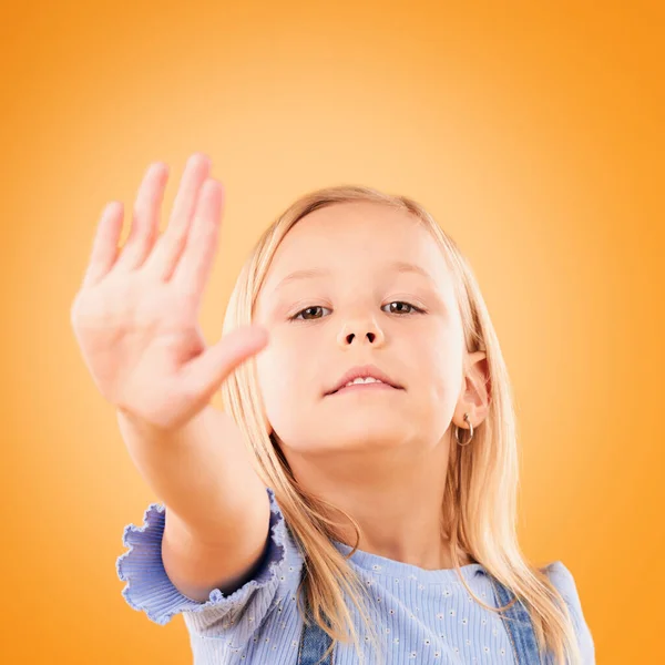 Pare Mão Retrato Menina Criança Estúdio Sem Aviso Voto Espaço — Fotografia de Stock
