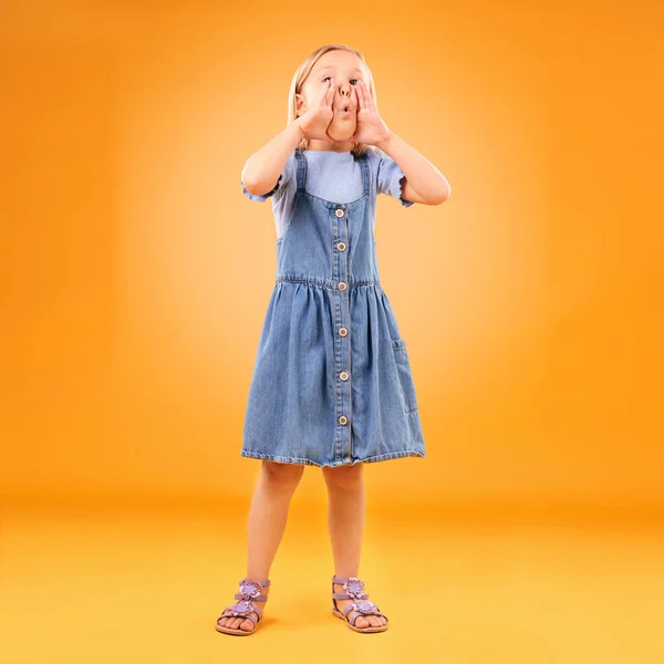 Wow Notizie Bambina Studio Con Annuncio Messaggio Urla Sfondo Arancione — Foto Stock
