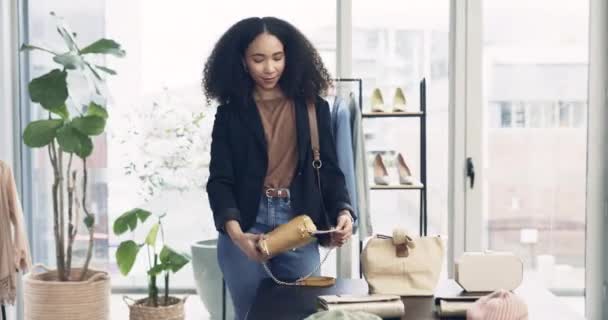 Femme Shopping Réflexion Dans Boutique Sacs Main Choix Mode Commerce — Video