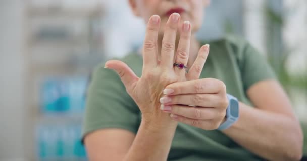 Mains Arthrite Douleurs Articulaires Pour Les Femmes Âgées Maison Massage — Video