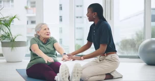 Physiotherapie Chiropraktiker Und Alte Frau High Five Und Stretching Mit — Stockvideo
