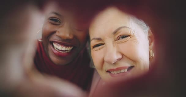 シニア女性 介護者 フェイス ハートハンド 退職後の笑顔 サポート 高齢者 プロフィール写真 絵文字でアフリカのキャリアと幸せな記憶 — ストック動画