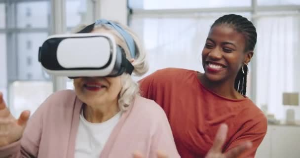 Seniorin Virtual Reality Brille Und Pflegerin Mit Komischem Lachen Gaming — Stockvideo
