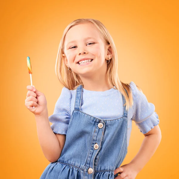 Çocuk Lolipop Şeker Portresi Tatlı Için Stüdyoda Renk Sarmalı Enerji — Stok fotoğraf