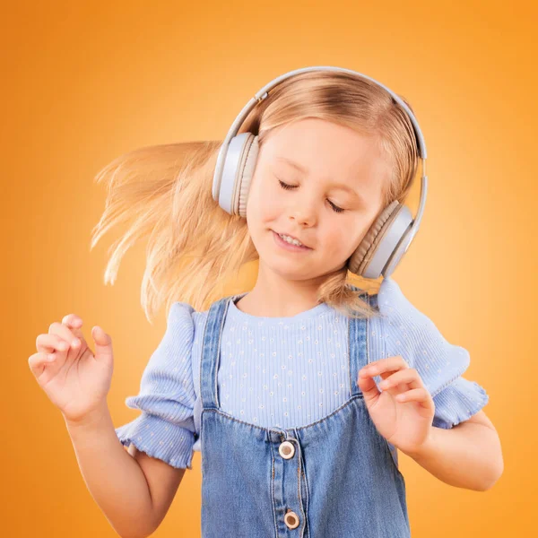 Kulaklıklar Dans Turuncu Arka Plandaki Özgürlükle Rahatlamak Için Müzik Dinlemek — Stok fotoğraf