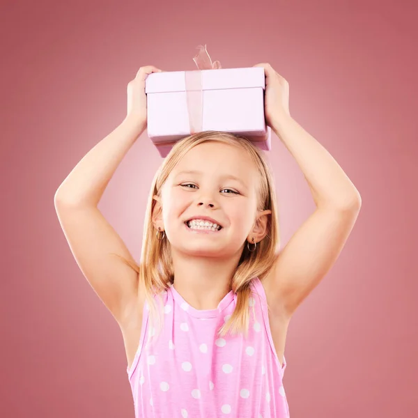 Presente Presente Criança Com Caixa Cabeça Para Aniversário Feriado Celebração — Fotografia de Stock