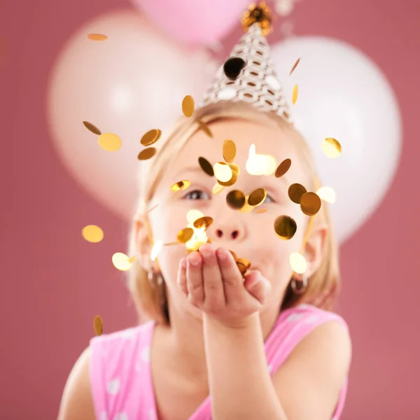 Globos Cumpleaños Chica Con Confeti Sobre Fondo Rosa Para Fiesta — Foto de Stock