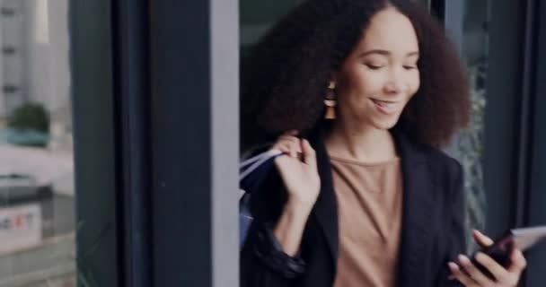 Telefoon Winkelen Bank App Met Een Vrouwelijke Klant Winkel Voor — Stockvideo