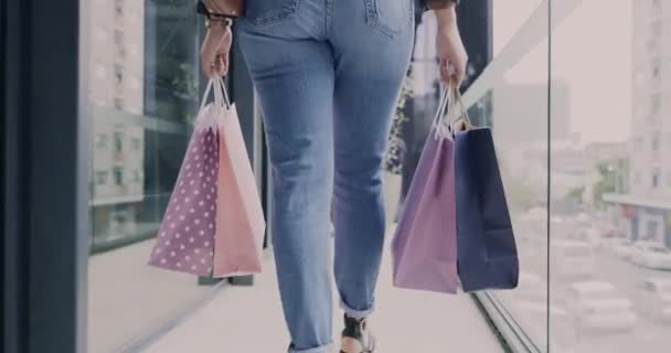 采购购物袋 步行和女人的腿在购物中心 商店和旅行通勤到奢侈品时装店 精品店 零售市场及个人服装打折顾客的回赠 人手及礼品 — 图库视频影像