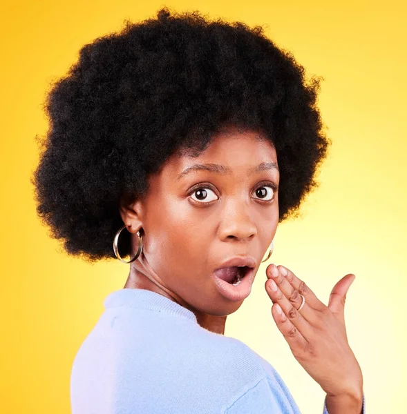 Retrato Mano Cara Mujer Negra Sorprendida Estudio Conmocionada Wow Emoji — Foto de Stock