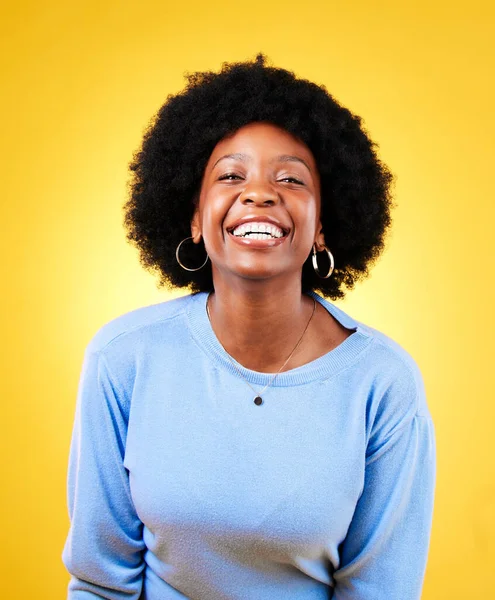 Retrato Mulher Negra Feliz Dentes Brancos Estúdio Isolado Fundo Amarelo — Fotografia de Stock