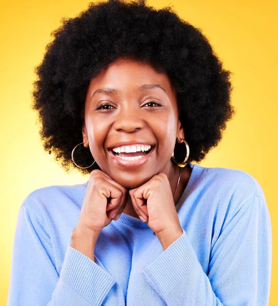 Retrato Sorriso Mulher Negra Mãos Queixo Estúdio Rosto Animado Para — Fotografia de Stock