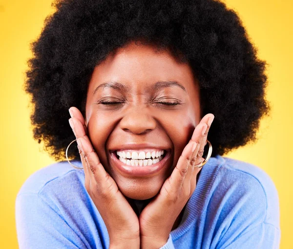 Sorpresa Excitado Rostro Mujer Negra Sobre Fondo Amarillo Para Buenas — Foto de Stock