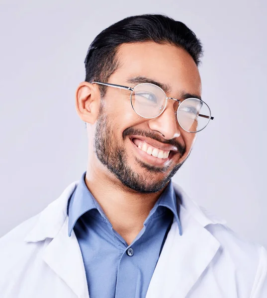 Szczęśliwy Uśmiech Człowiek Lekarz Studio Okularami Widzenia Opieki Oczu Wellness — Zdjęcie stockowe