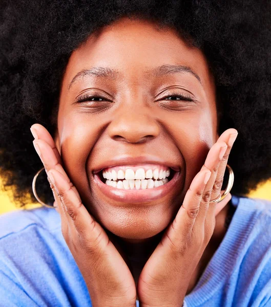 Lachen Opgewonden Portret Van Zwarte Vrouw Gele Achtergrond Voor Goed — Stockfoto