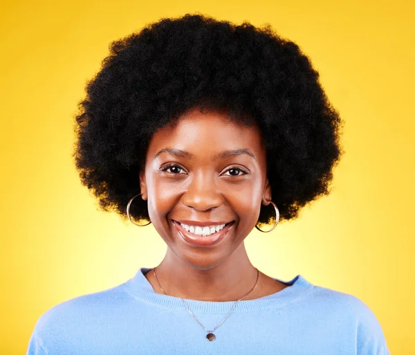Retrato Sorriso Jovem Mulher Negra Estúdio Com Afro Bom Humor — Fotografia de Stock