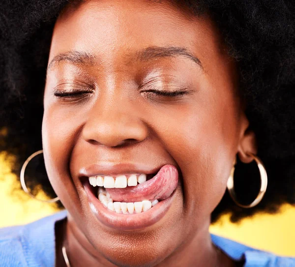 Tongue Out Comic Closeup Black Woman Yellow Background Happiness Crazy — Stock Photo, Image