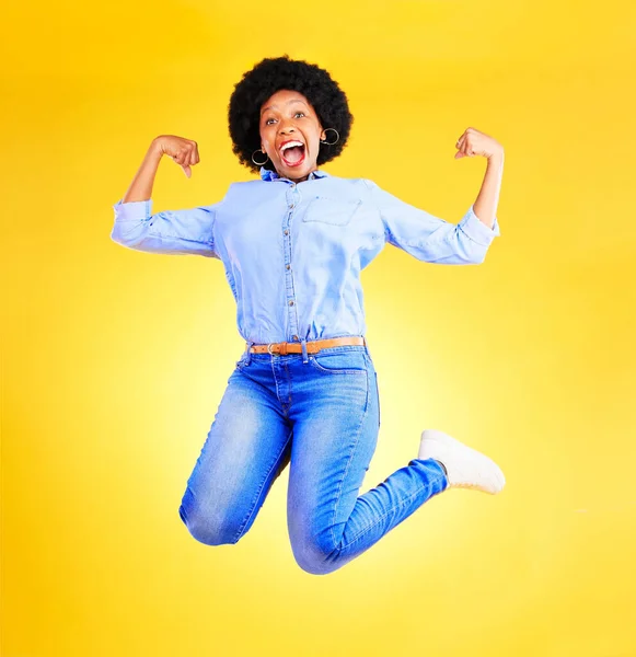 Emocionado Salto Retrato Mujer Negra Sobre Fondo Amarillo Para Buenas — Foto de Stock