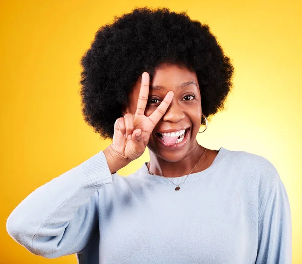 Paz Lengua Retrato Una Mujer Estudio Con Emoji Divertido Cara —  Fotos de Stock
