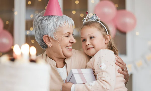 Hogar Abrazo Abuela Con Chica Cumpleaños Regalo Con Celebración Felicidad —  Fotos de Stock