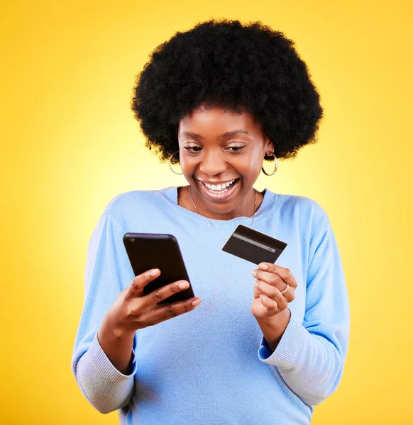 Ευτυχισμένη Μαύρη Γυναίκα Τηλέφωνο Και Πιστωτική Κάρτα Online Αγορές Φόντο — Φωτογραφία Αρχείου