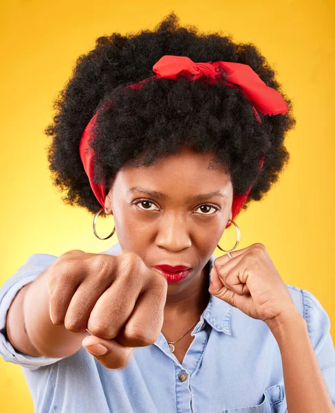 拳头和拳击与肖像黑人妇女在工作室的权力 动机和精力 具有黄色背景的人在挑战 冲刺和努力工作中的赋权 自豪和冠军 — 图库照片