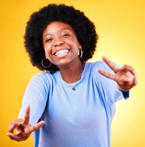 和平和一个女人的肖像在工作室与有趣的感情 兴奋的脸和V符号 在黄色背景下的快乐的非洲人 以手势或投票来获得积极的情绪 动力和评价 — 图库照片