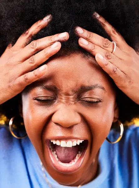 一个沮丧的黑人女人在演播室里有压力 失败或疯狂的愤怒 喊叫和脸 背景下的服装 尖叫和有情感 抑郁或精神健康的非洲人或女孩 — 图库照片