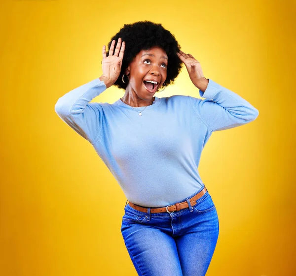 Mulher Negra Feliz Wow Vencedor Animado Celebração Isolada Fundo Amarelo — Fotografia de Stock