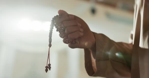 Мусульманин Молитвенные Бусы Рука Человека Мечети Тасби Духовной Медитации Памятования — стоковое видео