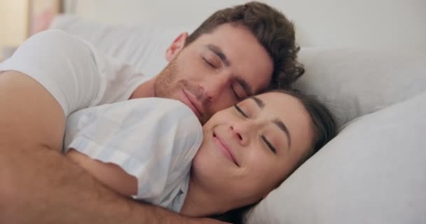 Pár Reggel Ágyban Ölelkezni Szerelemmel Ölelkezni Kényelemért Pihenni Mosolyogva Ébredni — Stock videók