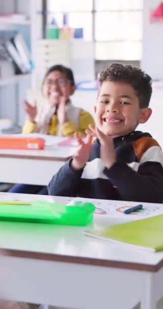 Niños Escuela Niños Aplausos Aula Felices Emocionados Por Logro Aprendizaje — Vídeo de stock