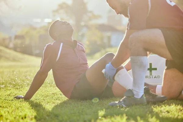 Fußball Sanitäter Und Mann Mit Verletzung Feld Und Schmerzen Mit — Stockfoto