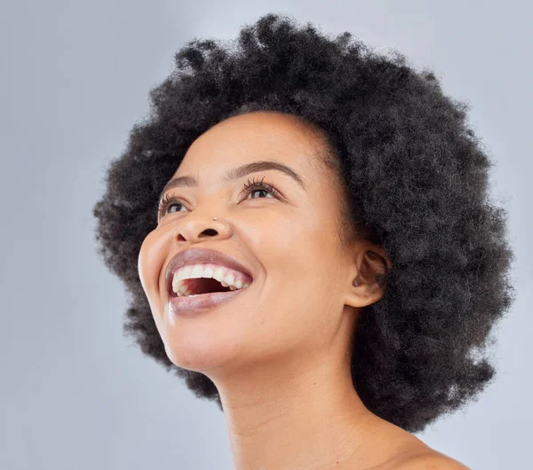 Sorriso Cuidados Com Pele Jovem Mulher Negra Estúdio Para Cosméticos — Fotografia de Stock