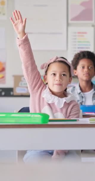 Uddannelse Svar Ung Pige Med Elever Klasseværelset Læring Diskussion Viden – Stock-video