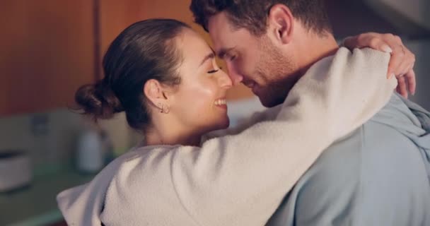 Couple Câlin Front Dans Cuisine Sourire Amour Intime Avec Soin — Video